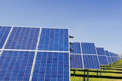 Le Groupe E freine-t-il le développement de l’énergie solaire dans le canton ?